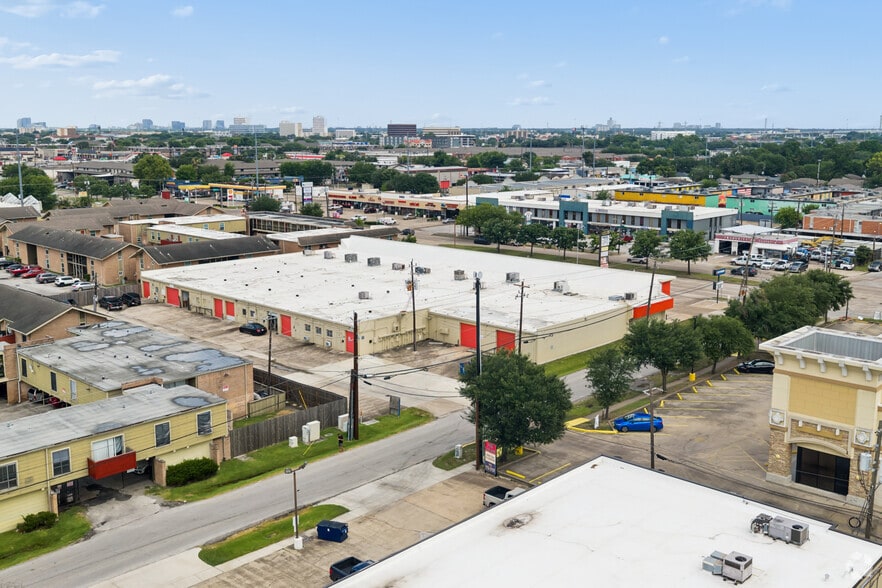 More Photos Of 6003 Bellaire Blvd, Houston Storefront For Lease