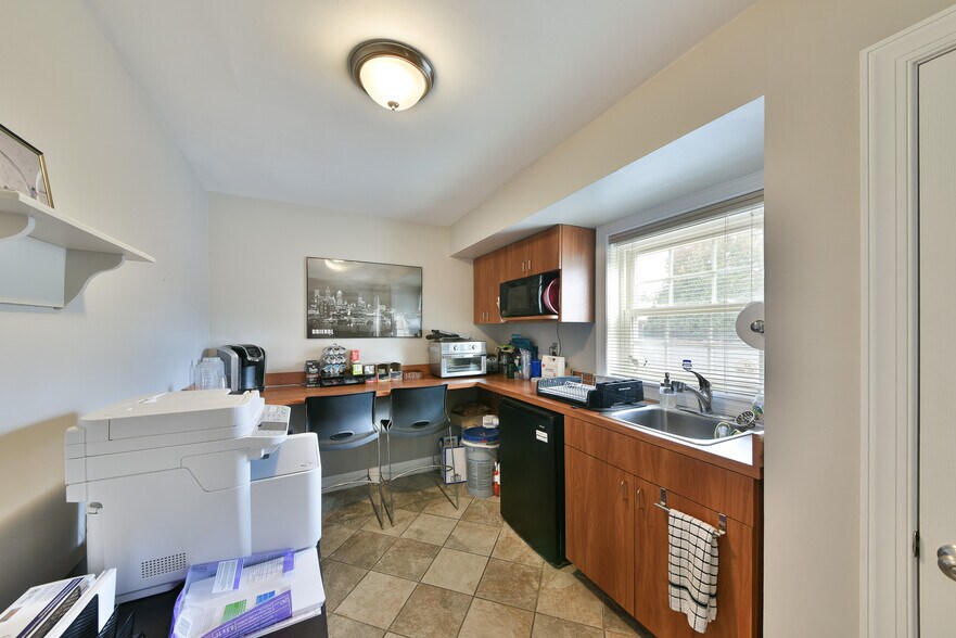 More Photos Of 12 E Mill Rd, Flourtown Medical For Lease