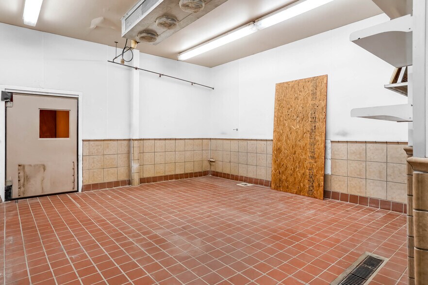 More Photos Of 8977 DuPont Blvd, Lincoln Convenience Store For Sale