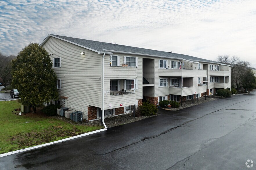 Primary Photo Of 220 West Rd, Pleasant Valley Apartments For Sale