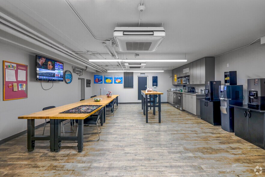 More Photos Of 300 King St S, Whitby Office For Sale