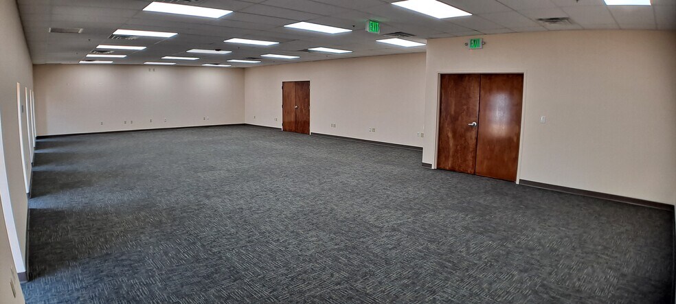 More Photos Of 5000 Park St N, Saint Petersburg Flex For Lease
