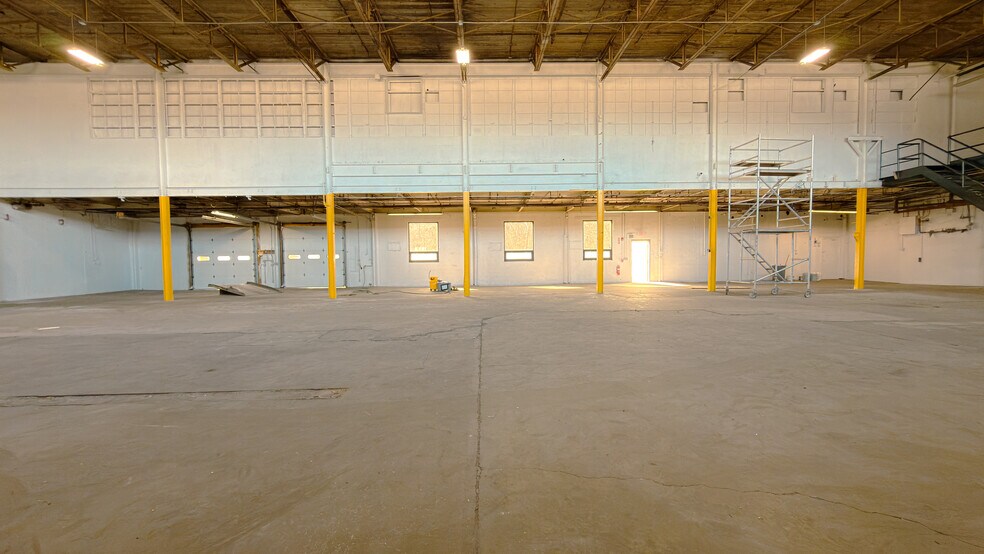 More Photos Of 237 E Aurora St, Waterbury Manufacturing For Lease