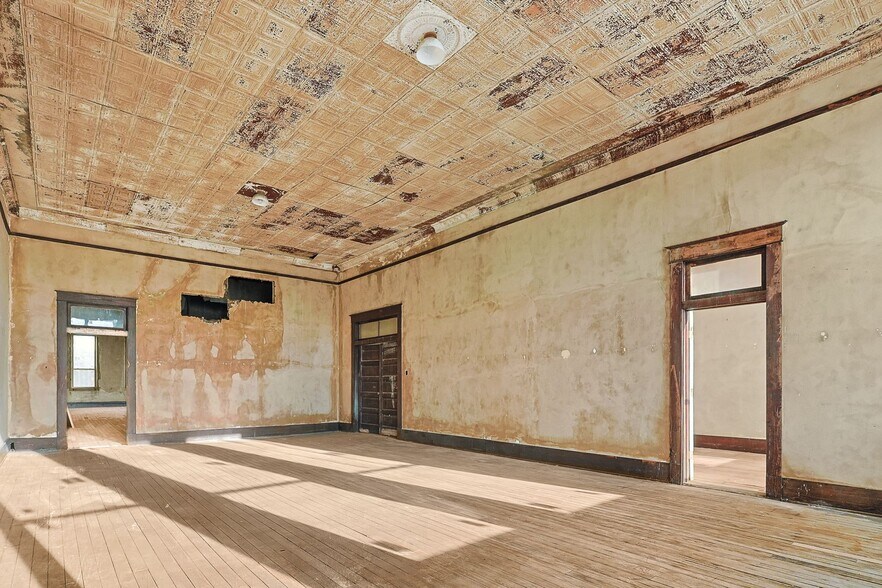 More Photos Of 125 S Waco St, Hillsboro Office For Sale