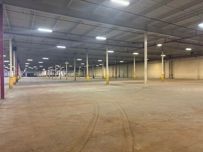 More Photos Of 1551 E Willow St, Kankakee Warehouse For Lease