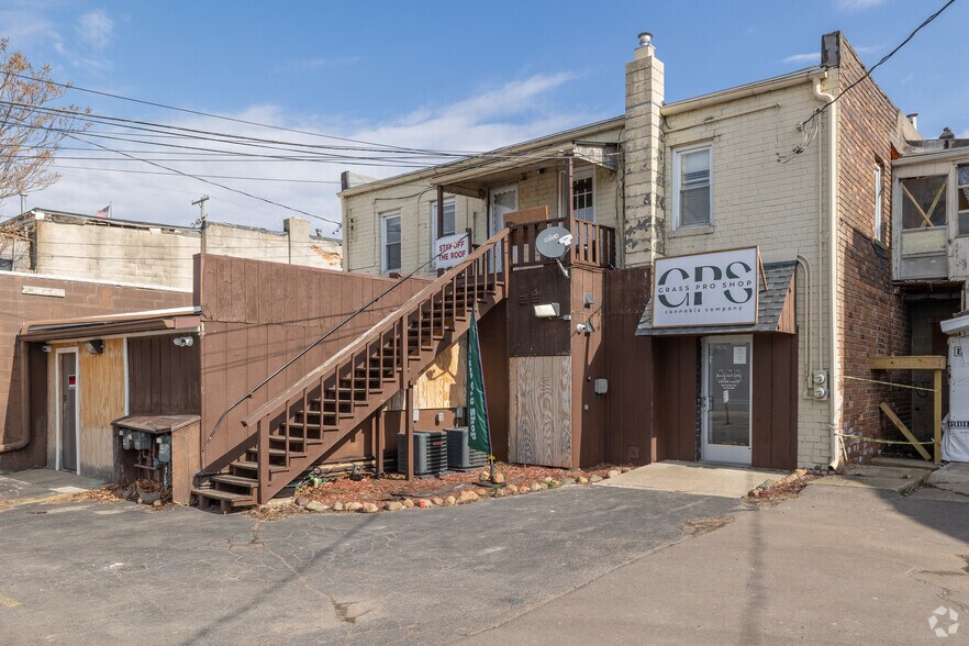 More Photos Of 115-117 N Shiawassee St, Corunna Storefront Retail Residential For Lease