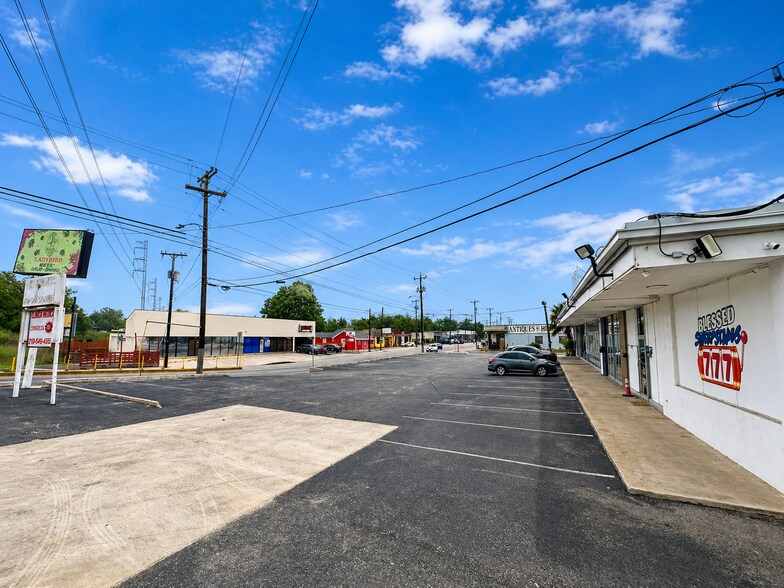 More Photos Of 443-447 Hildebrand Ave, San Antonio Unknown For Lease