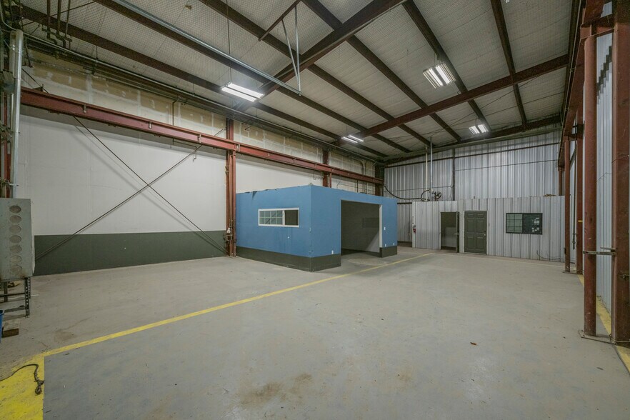 More Photos Of 2833 Roosevelt Ave, San Antonio Warehouse For Lease