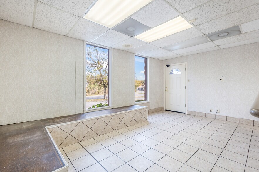 More Photos Of 825 N Crockett St, Sherman Office For Sale