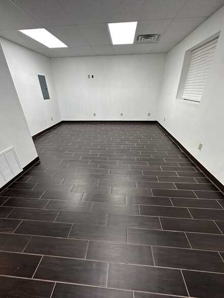 More Photos Of 1119 Fresno St, San Antonio Light Manufacturing For Sale