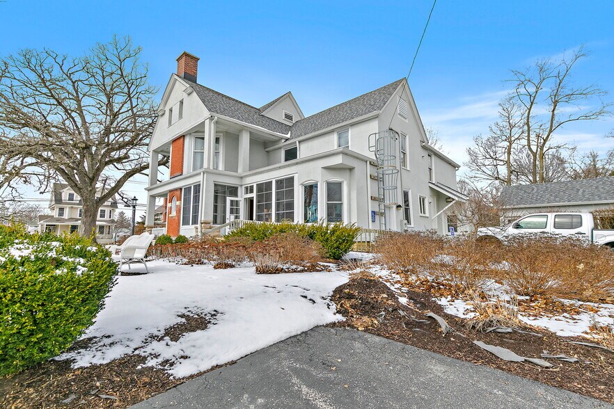More Photos Of 303 N Main St, Elburn General Retail For Sale