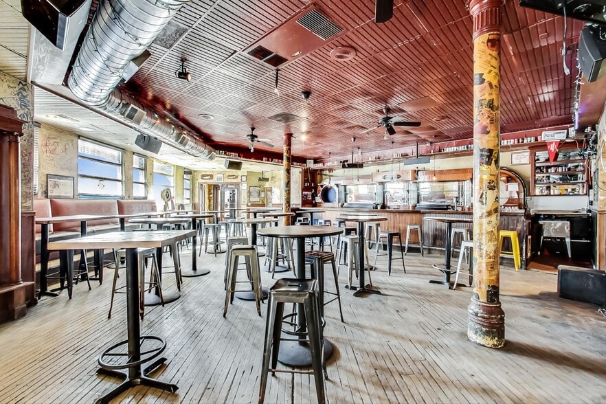 More Photos Of 1970 N Lincoln Ave, Chicago Storefront Retail Residential For Lease