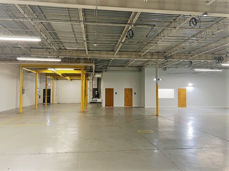 More Photos Of 6850 Cross Bayou Dr, Seminole Manufacturing For Lease