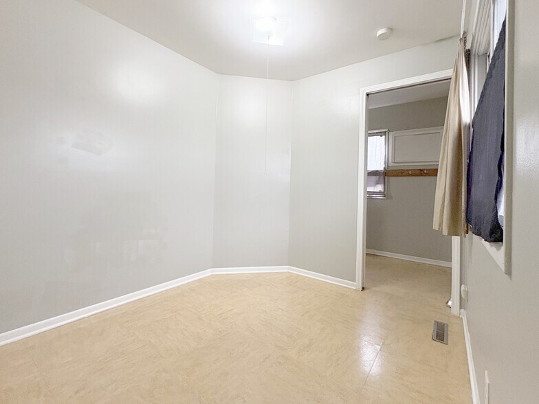 More Photos Of 469 Como Ave, Saint Paul Flex For Sale