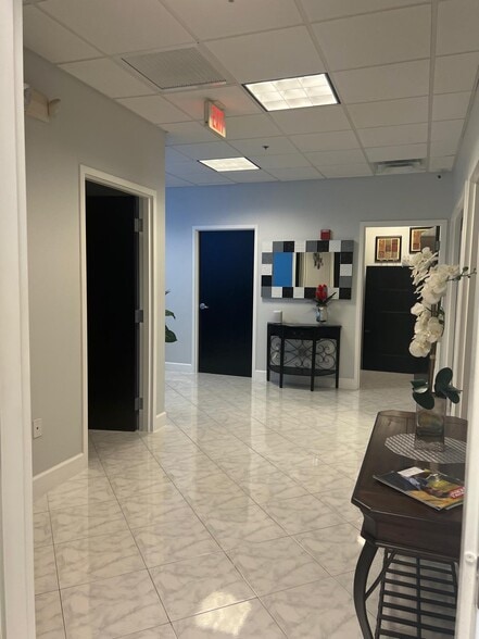 More Photos Of 13538 Village Park Dr, Orlando Office Residential For Lease