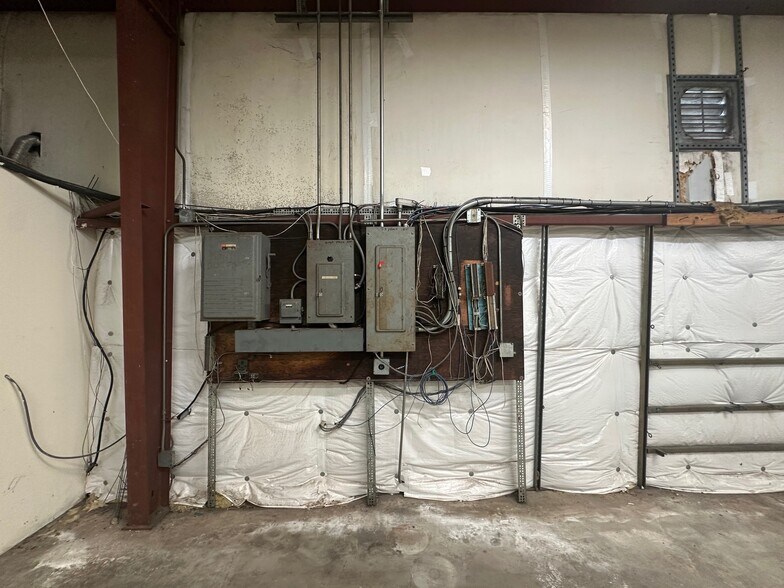 More Photos Of 1611 Elmview Dr, Houston Warehouse For Lease