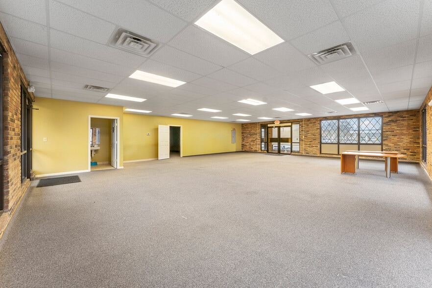 More Photos Of 4241 Kirk Rd, Austintown Office For Sale