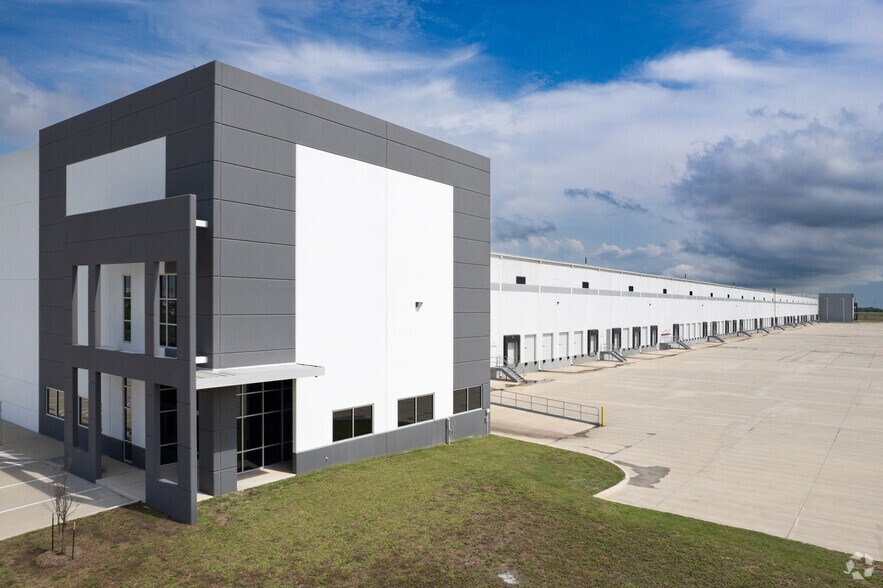 More Photos Of 2062 Woods Road, Brookshire Warehouse For Lease