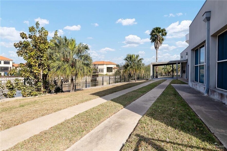 More Photos Of 451 E Alton Gloor Blvd, Brownsville Medical For Sale