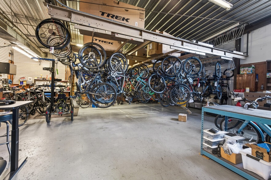 More Photos Of 1040 Dakota Dr, Mendota Heights Freestanding For Sale