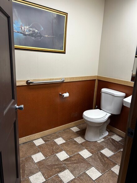 More Photos Of 4042-4044 N Elston Ave, Chicago Storefront Retail Office For Lease