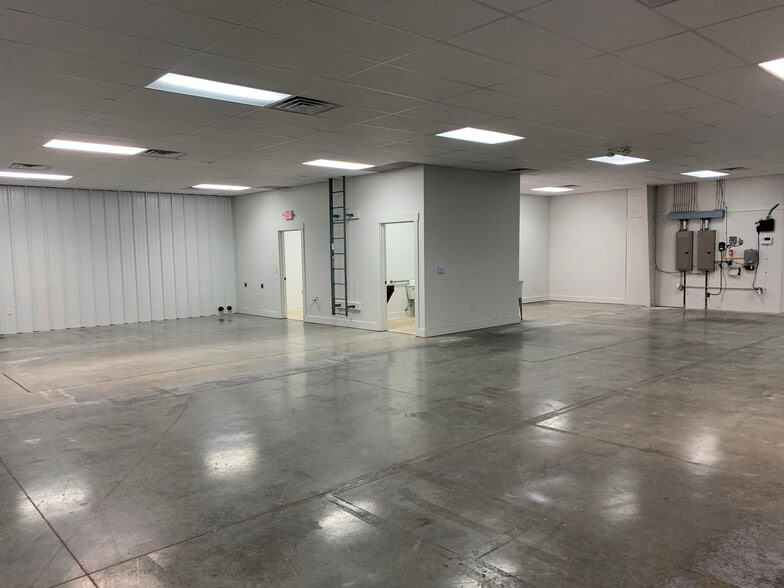 More Photos Of 104 Dowden Pl, Longview Warehouse For Lease