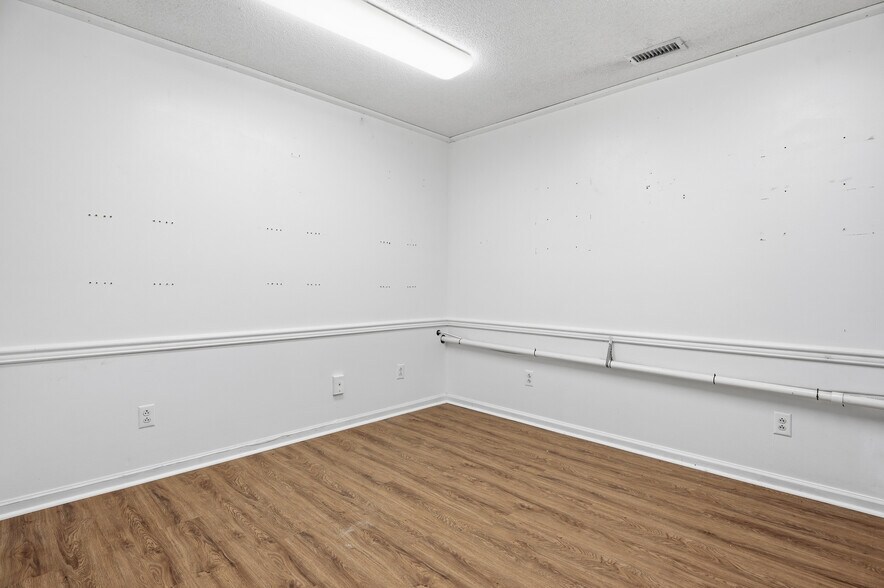 More Photos Of 411 Western Blvd, Jacksonville Medical For Lease