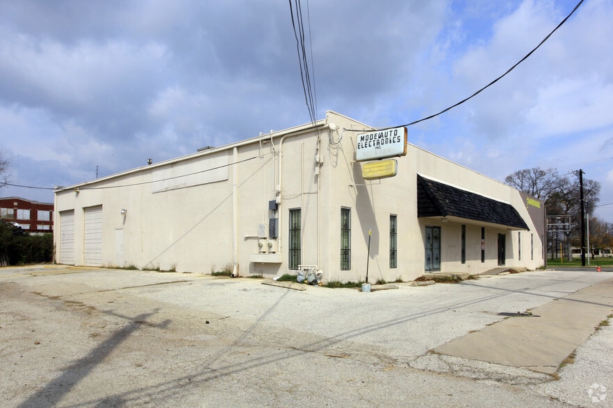 More Photos Of 923-927 N Alamo St, San Antonio Light Manufacturing For Sale