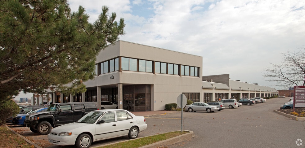 More Photos Of 45 W Wilmot St, Richmond Hill Light Distribution For Lease