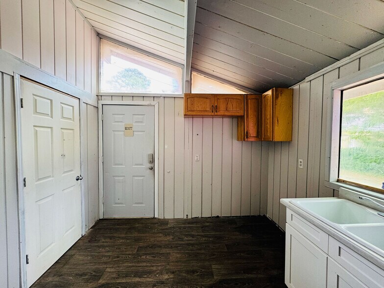 More Photos Of 685 N Jeff Davis Dr, Fayetteville Freestanding For Sale