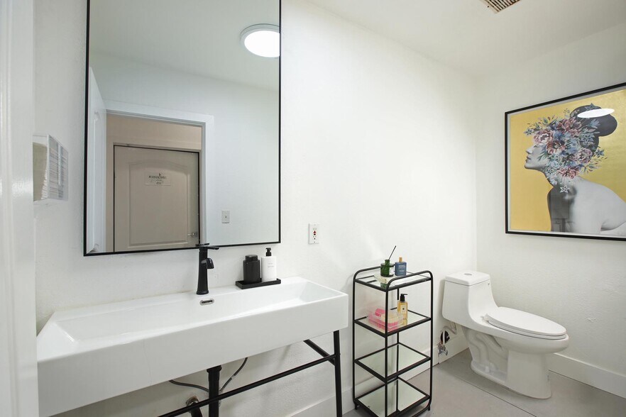 More Photos Of 2240 Honolulu Ave, Montrose Storefront For Lease