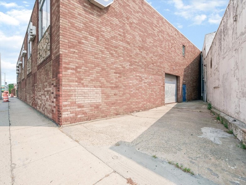 More Photos Of 200 E Sunrise Hwy, Freeport Warehouse For Lease