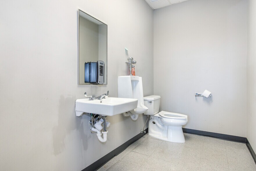 More Photos Of 310 Paterson Plank Rd, Carlstadt Manufacturing For Lease