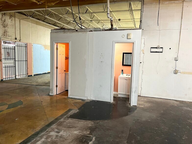 More Photos Of 5508-5516 Brewster St, San Antonio Warehouse For Lease