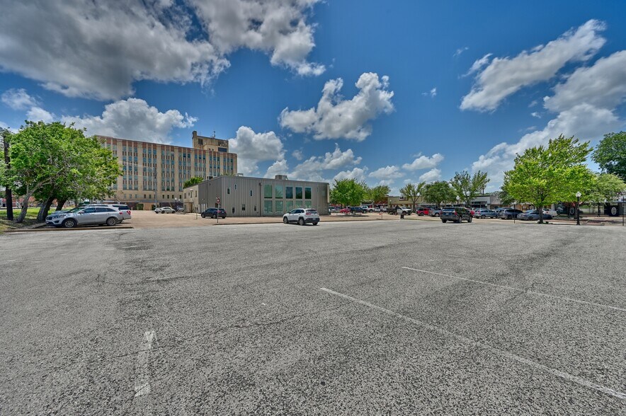 More Photos Of 301 N Main St, Bryan Office For Lease