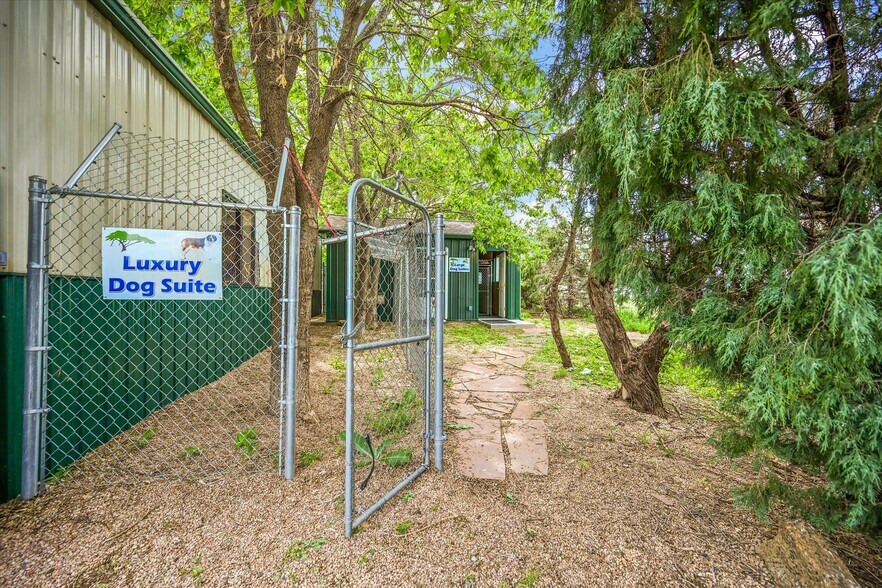 More Photos Of 1335 S Kio St, Watkins Veterinarian Kennel For Sale