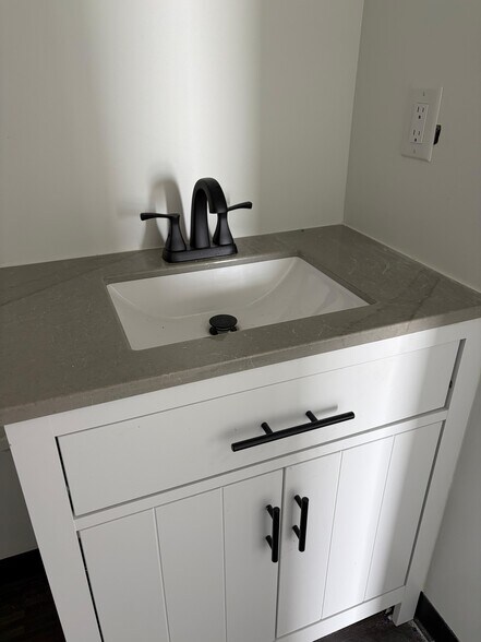 More Photos Of 16313 North Fwy, Houston Distribution For Lease