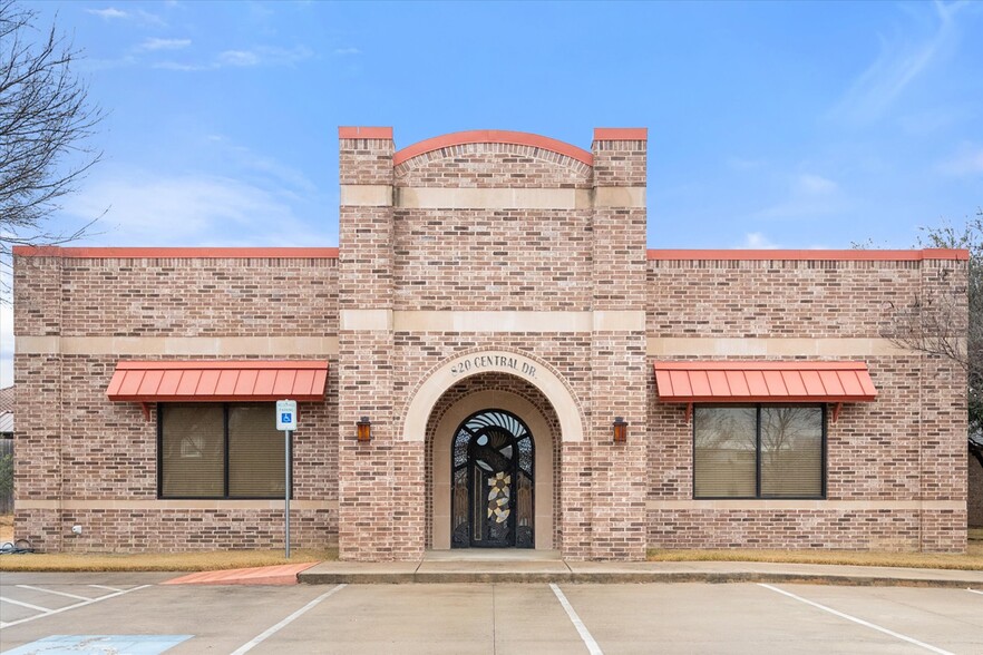 Primary Photo Of 820 Central Dr, Colleyville Medical For Lease