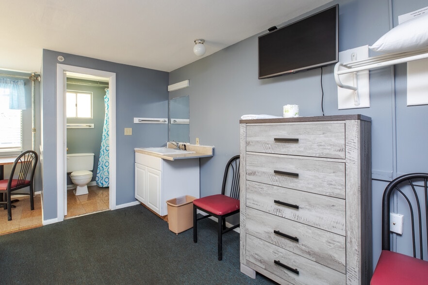 More Photos Of 198 Ashworth Ave, Hampton Hotel For Sale