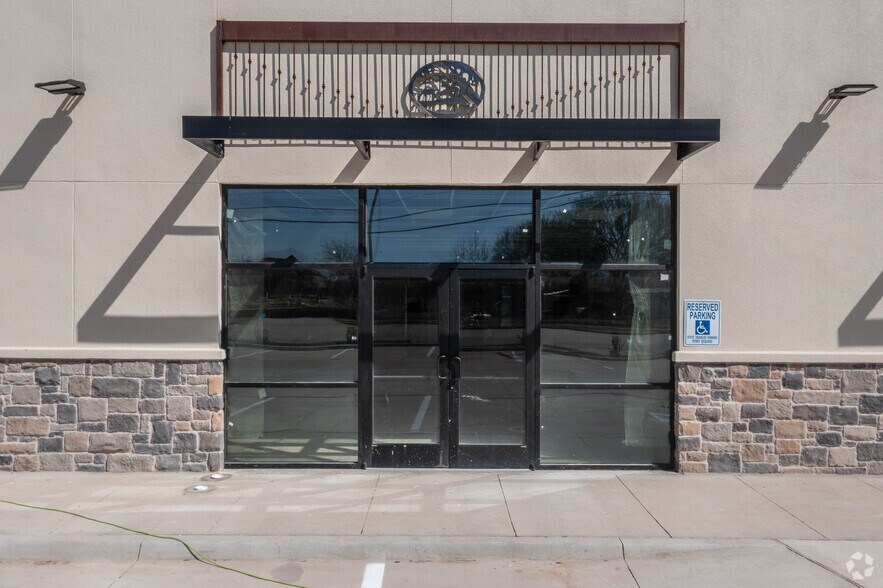 More Photos Of 2001 Southeast Pky, Arlington Storefront Retail Office For Lease