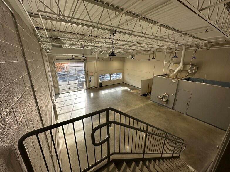 More Photos Of 287 Sunset Park Dr, Herndon Showroom For Lease