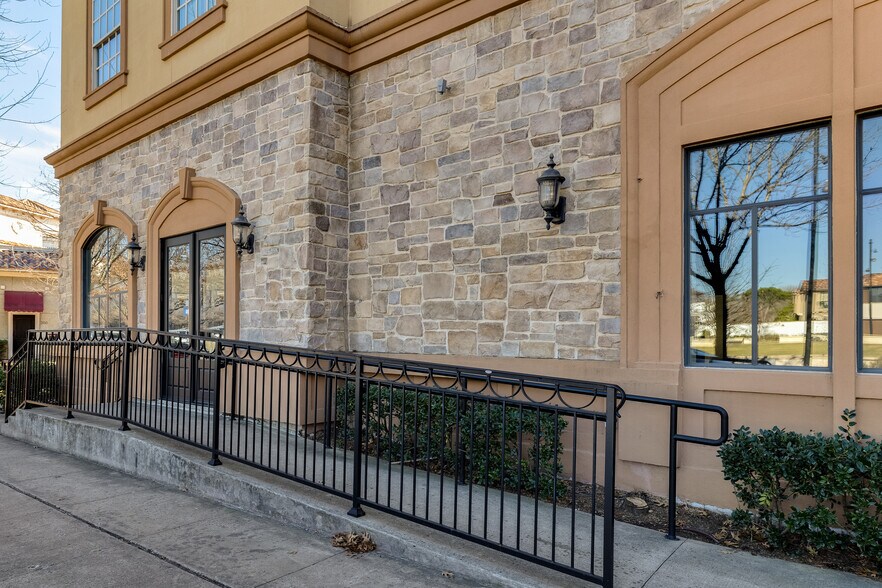 More Photos Of 99 Main St, Colleyville Storefront Retail Office For Lease