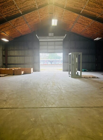 More Photos Of 1050 Detroit Ave, Nederland Distribution For Lease