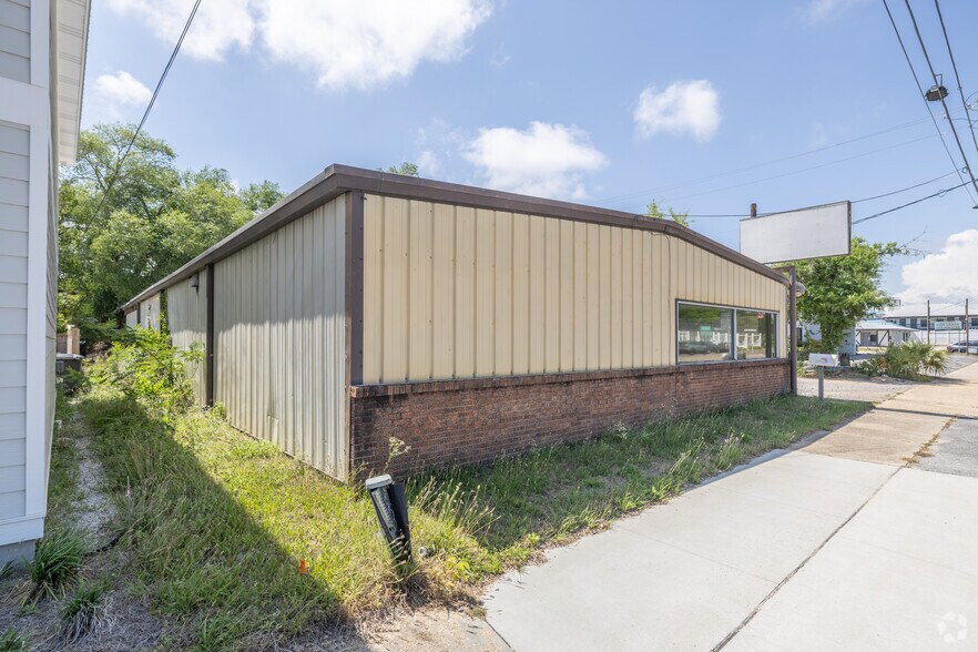 More Photos Of 113 N John Sims Pky, Valparaiso Freestanding For Lease