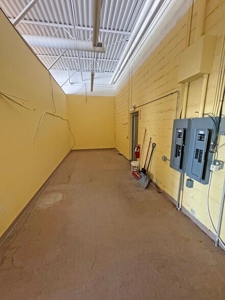 More Photos Of 3013 W Shore Dr, Holland Storefront For Lease