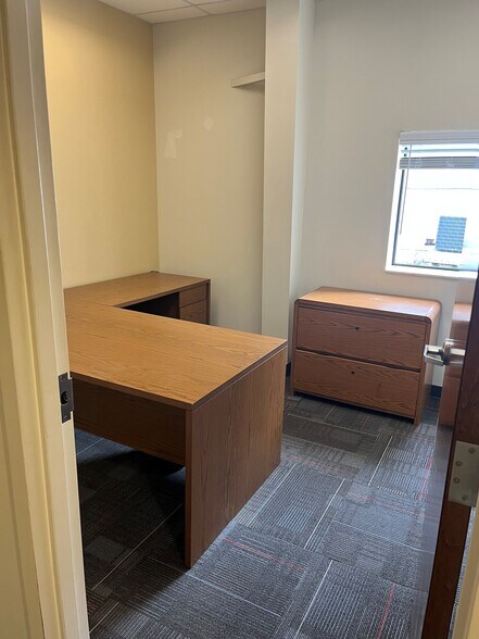 More Photos Of 6510 125th Ave N, Largo Manufacturing For Lease