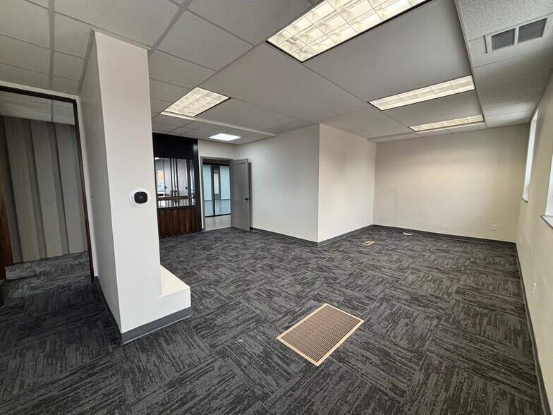 More Photos Of 115 N Geneva Rd, Vineyard Office For Lease