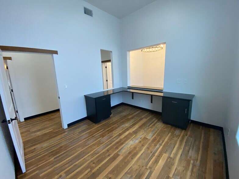 More Photos Of 10921 Wayne Ave, Lubbock Medical For Sale