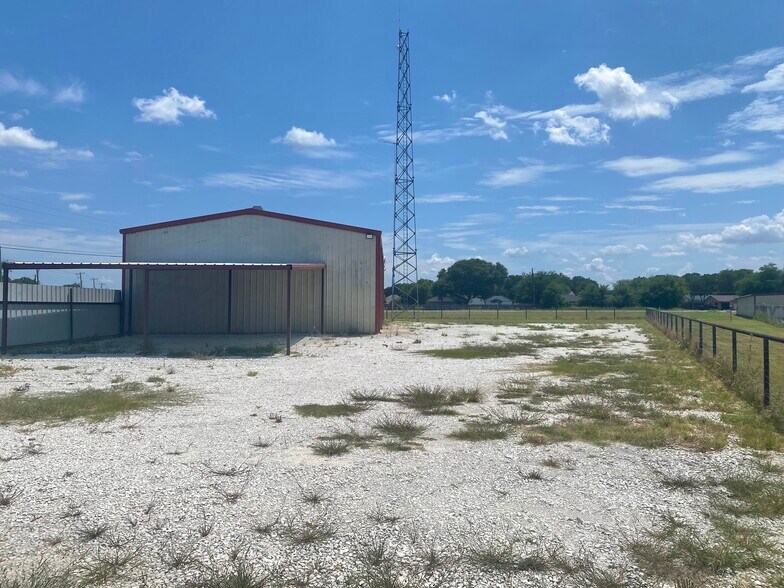 More Photos Of 3292 Speegleville Rd, Woodway Warehouse For Lease