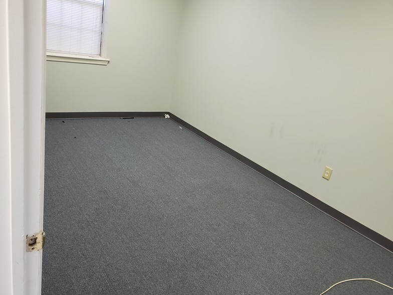 More Photos Of 301-321 Pinedge Dr, Berlin Unknown For Lease